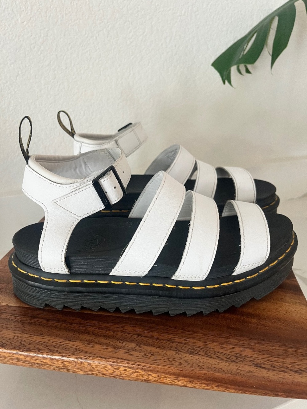 Dr. Martens Blaire white leather sandals size 9 US (7 UK) (41 EU)